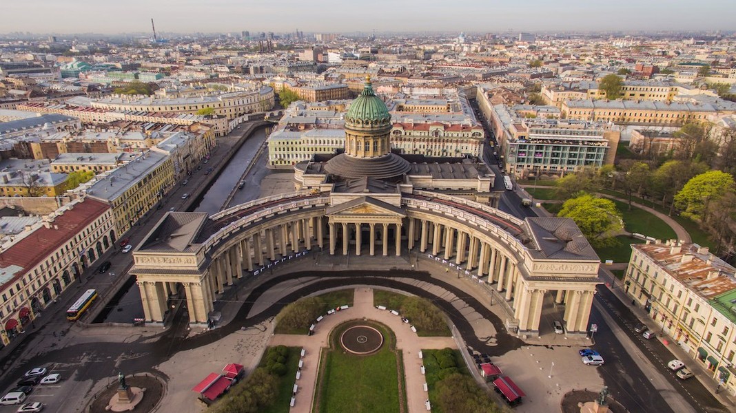 Thánh đường Kazan tại thành phố  St Peterburg được xây dựng vào hồi đầu thế kỷ 19. Ngày nay, nó là một trong những thánh đường quan trọng nhất của Giáo hội Chính thống giáo Nga. Ảnh BI